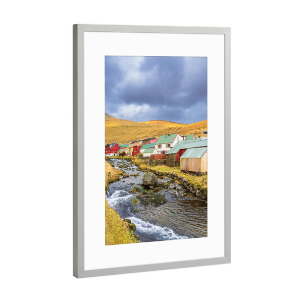 Poster mit Rahmen Silber "Dorf Gjógv auf der Insel Eysturoy" artboxONE - Natur,Reise,Architektur,Reise / Länder