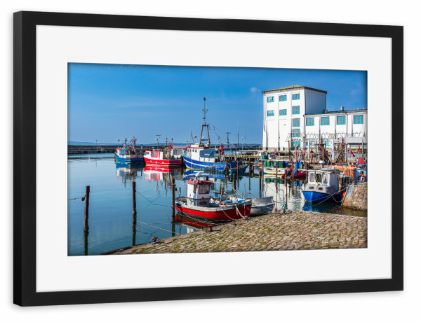 Poster mit Rahmen schwarz "Fischerboote im Hafen" artboxONE - Städte,Natur,Reise,Architektur,Reise / Strand und Meer