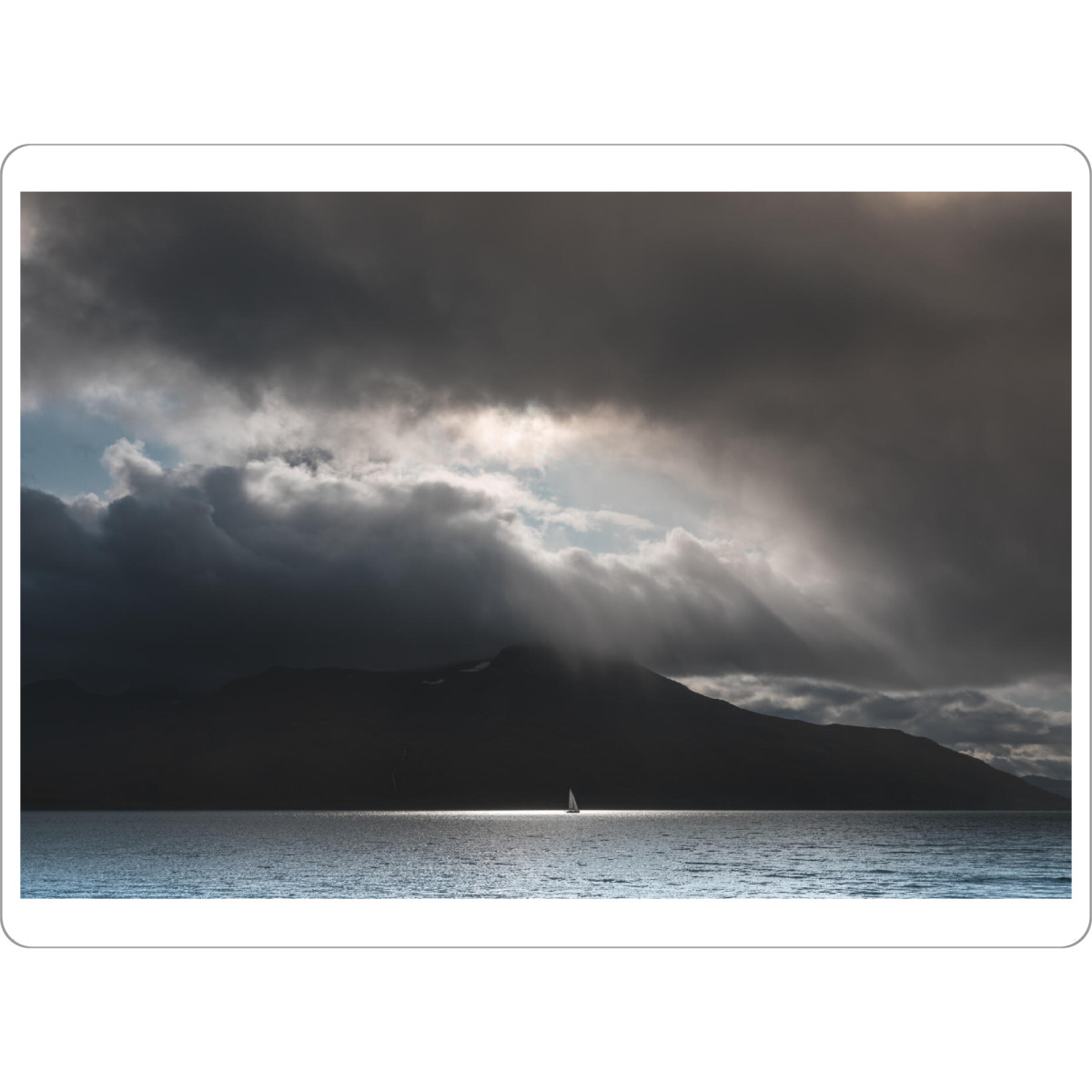 Tischset "Segler in Norwegen" artboxONE - Natur,Reise - Segelboot,Segel,Boot,Wolken,Norwegische küste,Meer,Wetter,Norwegen,Skandinavien
