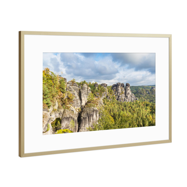 Poster mit Rahmen Gold "Wolken, Felsen, Bäume" artboxONE - Natur,Reise
