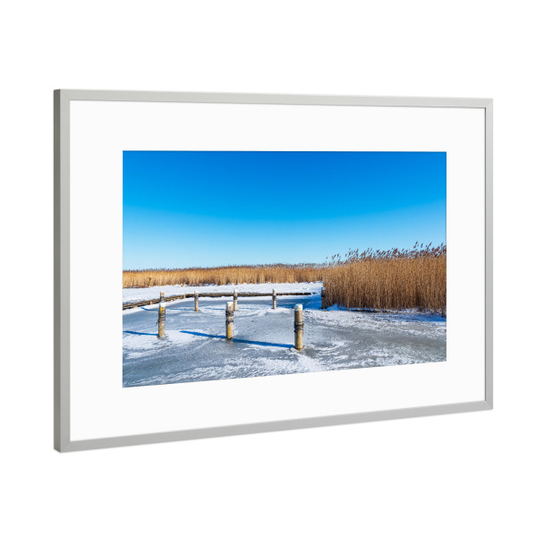 Poster mit Rahmen Silber "Bodden mit Schilf und Dalben" artboxONE - Natur,Reise,Reise / Strand und Meer
