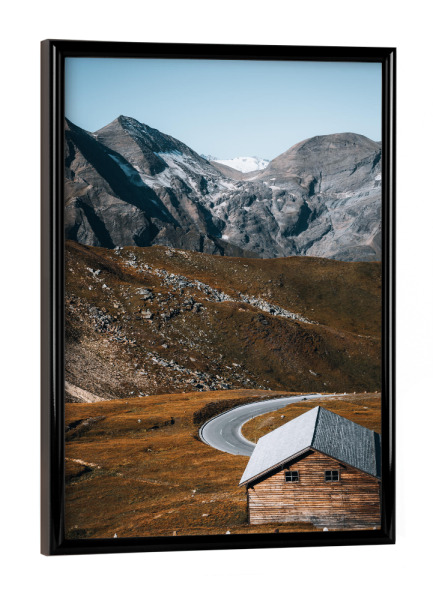 Poster mit schwarzem Rahmen "Mountain Cabin" artboxONE - Natur,Reise,Reise / Länder - Mountain,Berge,Straße,Road,Cabin,Hütte,Austria,österreich