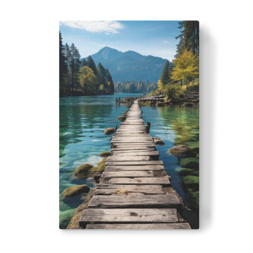 Holzsteg im Bergsee