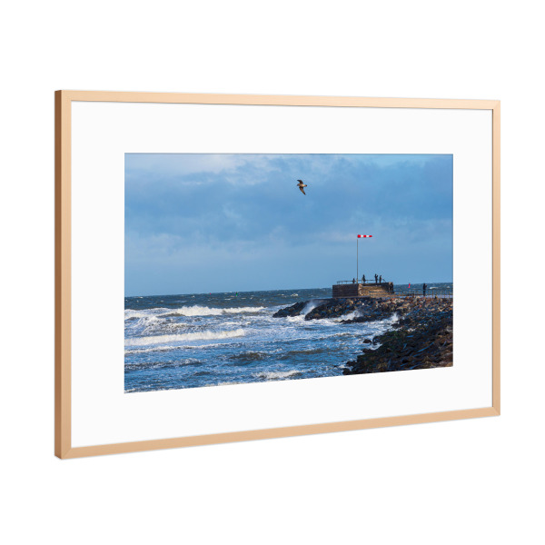 Poster mit Rahmen Kupfer "Windsack und Mole" artboxONE - Natur,Reise,Architektur,Reise / Strand und Meer