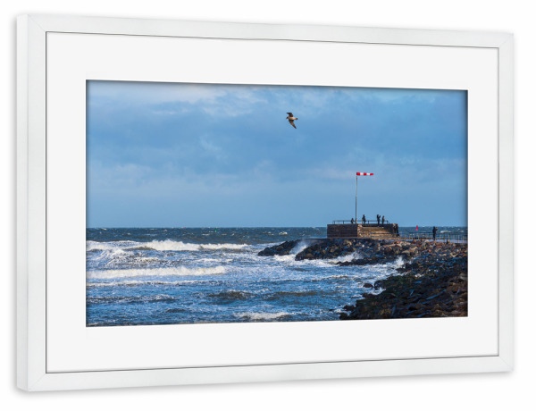 Poster mit Rahmen weiß "Windsack und Mole" artboxONE - Natur,Reise,Architektur,Reise / Strand und Meer
