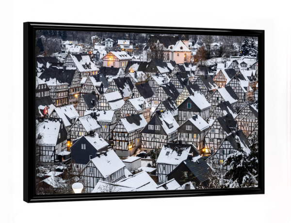 Poster mit schwarzem Rahmen "Das Winterliche Freudenberg" artboxONE - Architektur