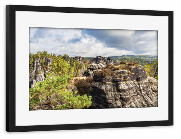 Poster mit Rahmen schwarz "Wolken, Gebirge, Bäume" artboxONE - Natur,Reise