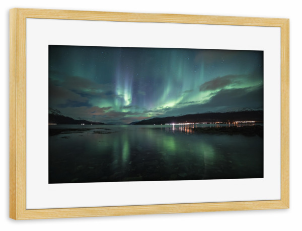 Poster mit Rahmen kiefer "Nordlicht am Fjord" artboxONE - Natur,Reise,Galaxy