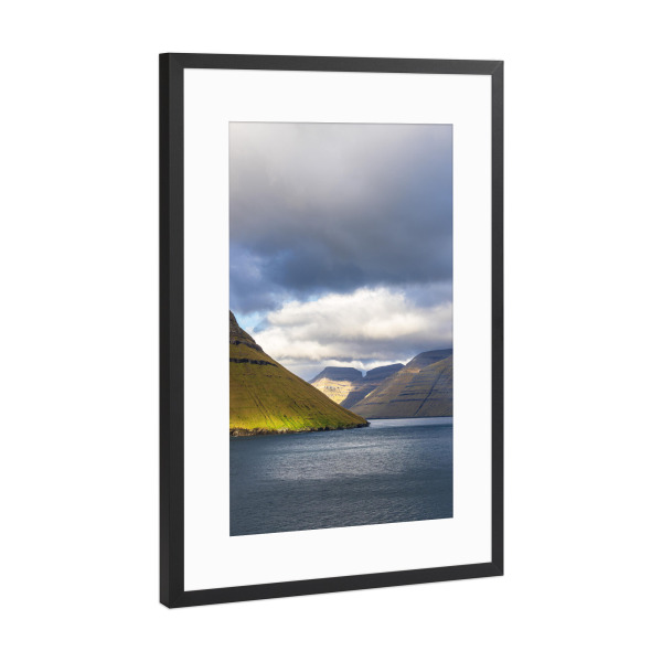 Poster mit Rahmen Schwarz (Metallic) "Klippen der Färöer Inseln" artboxONE - Natur,Reise,Reise / Strand und Meer,Reise / Länder