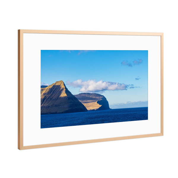 Poster mit Rahmen Kupfer "Felsen auf der Insel Eysturoy" artboxONE - Natur,Reise,Reise / Strand und Meer,Reise / Länder