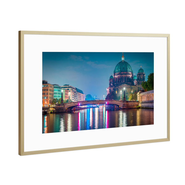 Poster mit Rahmen Gold "Berliner Dom bei Nacht" artboxONE - Städte / Berlin,Reise,Architektur