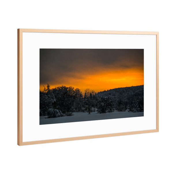 Poster mit Rahmen Kupfer "Schneeland im Sonnenuntergang" artboxONE - Natur - Landschaft,Wald,Schnee,Wolken,Sonne,Schneeflocken,Sonnenuntergang