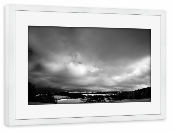 Poster mit Rahmen weiß "Schneeland" artboxONE - Natur,Schwarzweiß - Landschaft,Wald,Schnee,Wolken,Dorf,Weiler,Schwarz,Weiß,S/w