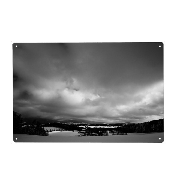 Holzbild "Schneeland" artboxONE - Natur,Schwarzweiß - Landschaft,Wald,Schnee,Wolken,Dorf,Weiler,Schwarz,Weiß,S/w