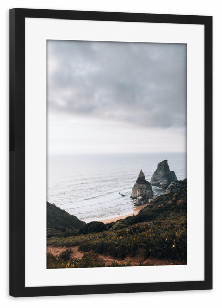 Poster mit Rahmen schwarz "Hidden Beach" artboxONE - Natur,Reise,Reise / Strand und Meer - Beach,Strand,Moody,Mystic,Grey,Grau,Klippen,Sea,Meer