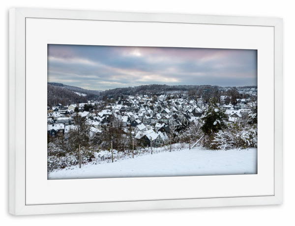 Poster mit Rahmen weiß "Winterlandschaft von Freudenberg" artboxONE - Architektur