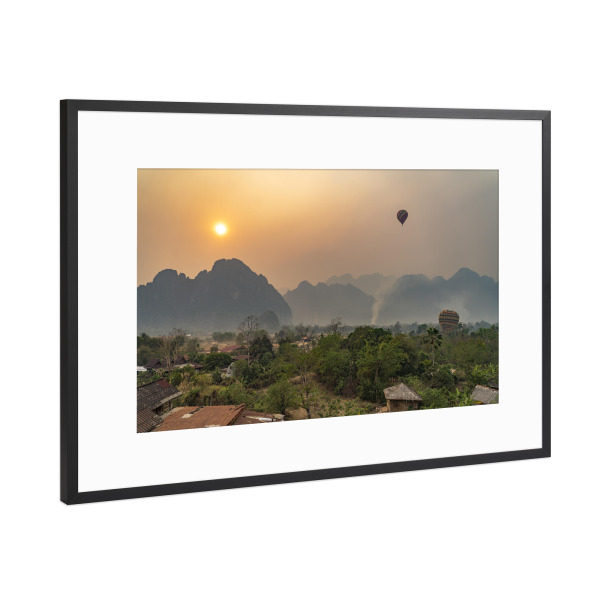 Poster mit Rahmen Schwarz (Metallic) "Vang Vieng, Laos" artboxONE - Natur,Reise / Asien - Vang vieng,Laos,Asien,Sonnenaufgang,Heissluftballon