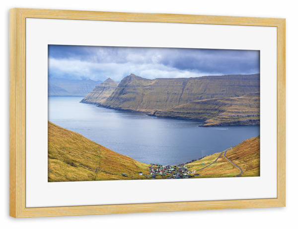 Poster mit Rahmen kiefer "Blick auf das Dorf Funningur" artboxONE - Natur,Reise,Architektur,Reise / Strand und Meer,Reise / Länder