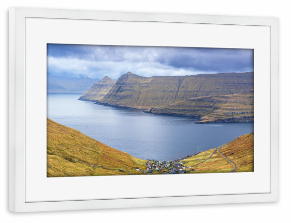 Poster mit Rahmen weiß "Blick auf das Dorf Funningur" artboxONE - Natur,Reise,Architektur,Reise / Strand und Meer,Reise / Länder