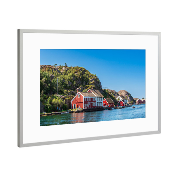 Poster mit Rahmen Silber "Häuser auf Kapelløya" artboxONE - Natur,Reise,Architektur,Reise / Strand und Meer,Reise / Länder