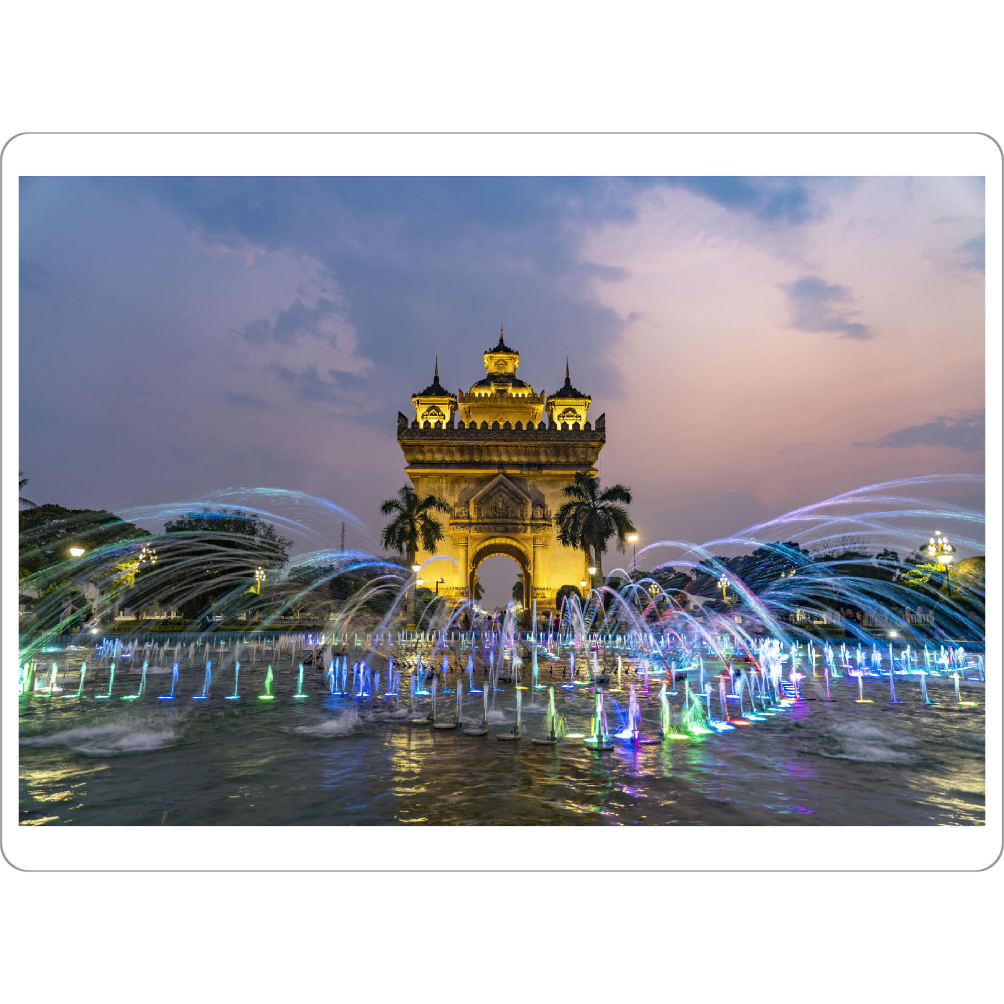 Tischset "Siegestor Patuxai in Vientiane" artboxONE - Architektur,Reise / Asien - Laos,Asien,Vientiane,Siegestor,Patuxai,Nacht,Abend,Bunt,Brunnen