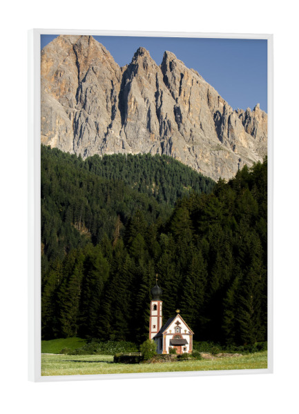 Poster mit weißem Rahmen "Kirche in den Bergen" artboxONE - Natur,Reise - Berge,Natur,Naturfotografie,Reise