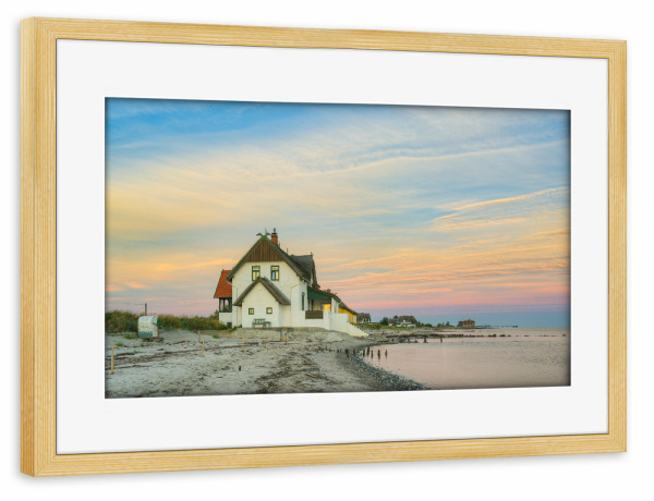 Poster mit Rahmen kiefer "Haus am Meer Heiligenhafen" artboxONE - Reise,Architektur,Reise / Strand und Meer