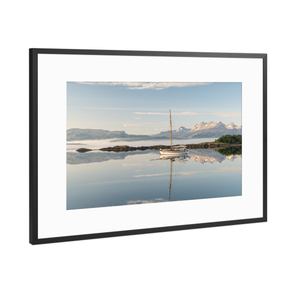 Poster mit Rahmen Schwarz (Metallic) "Friedliches Boot" artboxONE - Natur,Reise,Reise / Länder