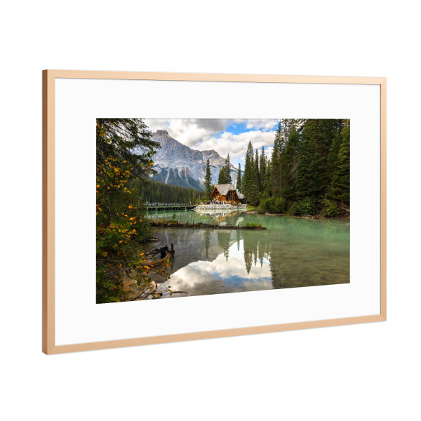 Poster mit Rahmen Kupfer "Haus am Emerald Lake" artboxONE - Natur,Reise - Reise,Kanada,See,Wasser,Rustikal,Landschaft,Landschaftsfotografie