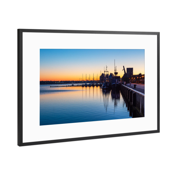 Poster mit Rahmen Schwarz (Metallic) "Warnow, Schiffe, Häuser" artboxONE - Natur,Reise,Architektur