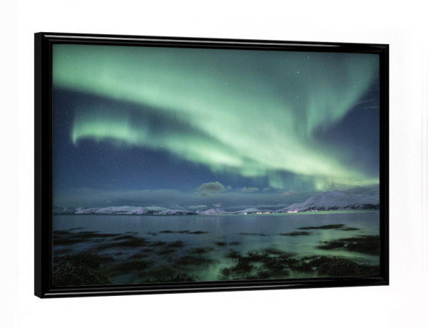 Poster mit schwarzem Rahmen "Nordlicht an der Küste" artboxONE - Natur,Reise,Galaxy