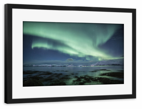 Poster mit Rahmen schwarz "Nordlicht an der Küste" artboxONE - Natur,Reise,Galaxy
