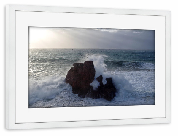 Poster mit Rahmen weiß "Fels vor der Küste Portugals" artboxONE - Natur,Reise,Reise / Strand und Meer