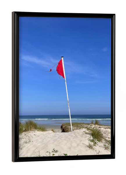 Poster mit schwarzem Rahmen "Rote Fahne Am Strand" artboxONE - Natur,Reise / Strand und Meer