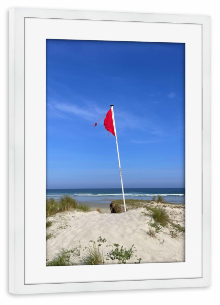 Poster mit Rahmen weiß "Rote Fahne Am Strand" artboxONE - Natur,Reise / Strand und Meer