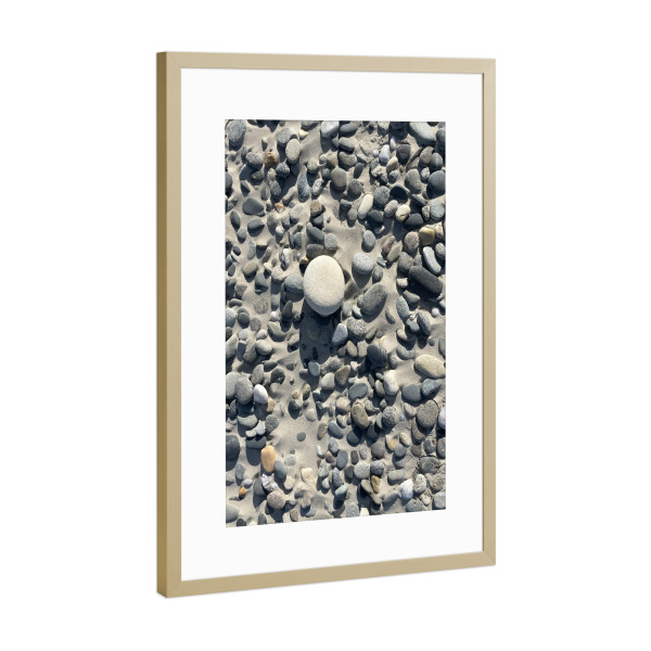 Poster mit Rahmen Gold "Graue Kiesel am Meer" artboxONE - Natur,Reise,Reise / Strand und Meer