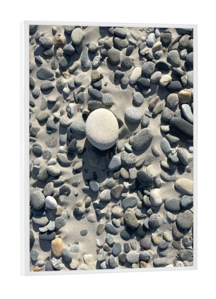 Poster mit weißem Rahmen "Graue Kiesel am Meer" artboxONE - Natur,Reise,Reise / Strand und Meer