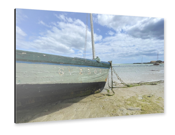 Alu-Dibond "Altes Segelboot am Ufer" 30x20 cm artboxONE
