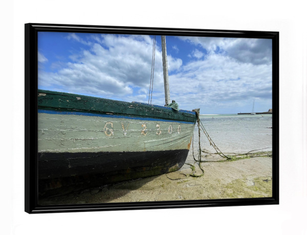 Poster mit schwarzem Rahmen "Altes Segelboot am Ufer" artboxONE - Natur,Reise,Reise / Strand und Meer