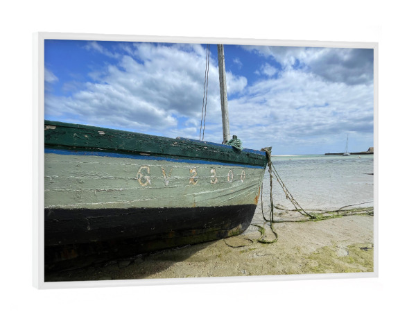 Poster mit weißem Rahmen "Altes Segelboot am Ufer" artboxONE - Natur,Reise,Reise / Strand und Meer