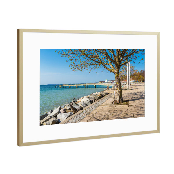 Poster mit Rahmen Gold "Promenade in Sassnitz" artboxONE - Städte,Natur,Reise,Architektur,Reise / Strand und Meer