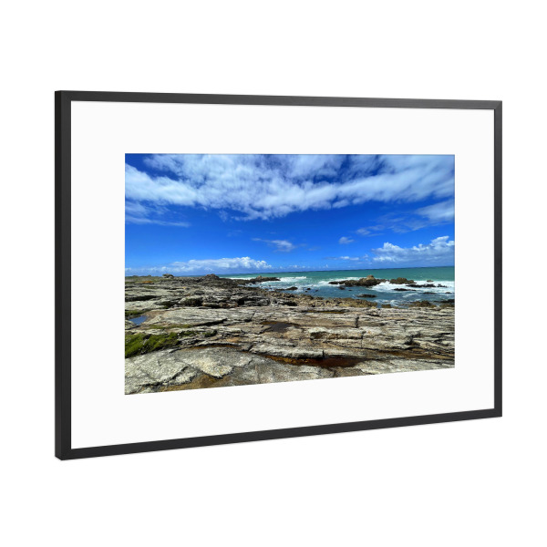 Poster mit Rahmen Schwarz (Metallic) "Schroffe Felsenküste" artboxONE - Natur,Reise / Strand und Meer