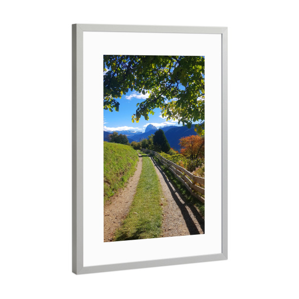 Poster mit Rahmen Silber "Wanderweg in Süd Tirol" artboxONE - Natur,Reise / Länder,Buchstaben / W