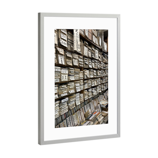 Poster mit Rahmen Silber "Buchladen Tokio" artboxONE - Städte,Reise,Architektur,Streetart,Städte / Tokio