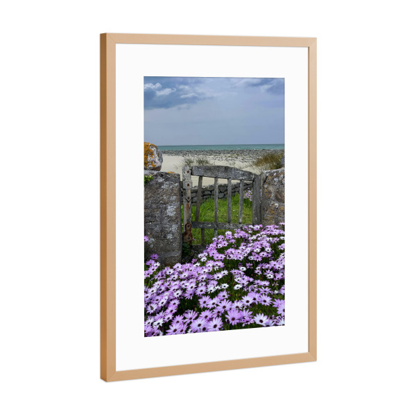 Poster mit Rahmen Kupfer "Holztor zum Strand" artboxONE - Natur,Floral,Reise / Strand und Meer