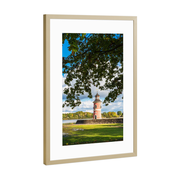 Poster mit Rahmen Gold "Bäume, Leuchtturm, Teich" artboxONE - Natur,Reise,Architektur