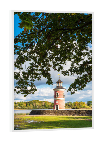 Poster mit weißem Rahmen "Bäume, Leuchtturm, Teich" artboxONE - Natur,Reise,Architektur