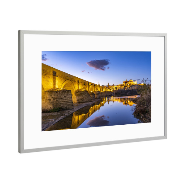 Poster mit Rahmen Silber "Cordoba, Andalusien" artboxONE - Reise - Abenddämmerung,Cordoba,Andalusien,Spanien,Río guadalquivir,Mezquita,Nacht