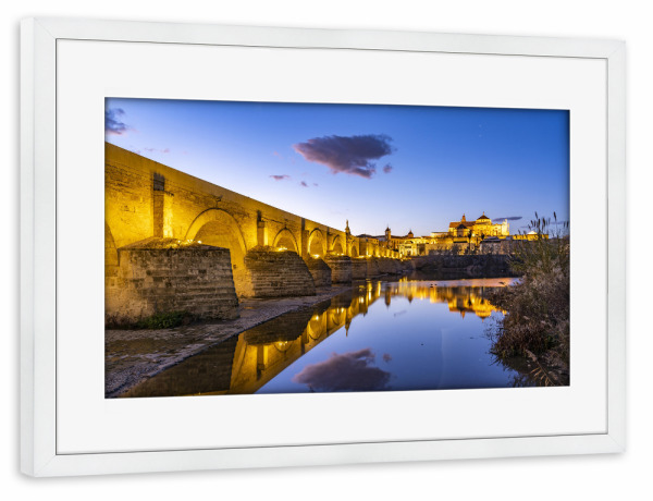 Poster mit Rahmen weiß "Cordoba, Andalusien" artboxONE - Reise - Abenddämmerung,Cordoba,Andalusien,Spanien,Río guadalquivir,Mezquita,Nacht