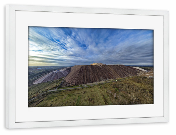 Poster mit Rahmen weiß "Kalimandscharo Zielitz; Halde2 Ost" artboxONE - Natur,Reise,Architektur,Reise / Länder